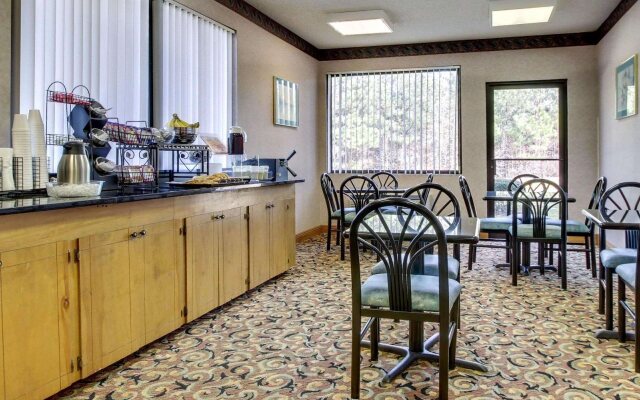 Econo Lodge Inn And Suites