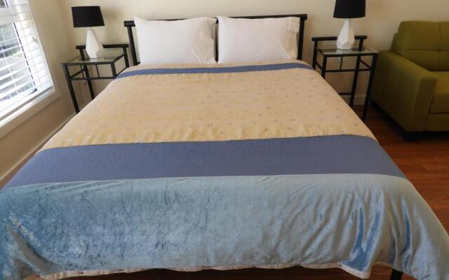 Guesthouse with Pool & BBQ - 10 kms from CBD