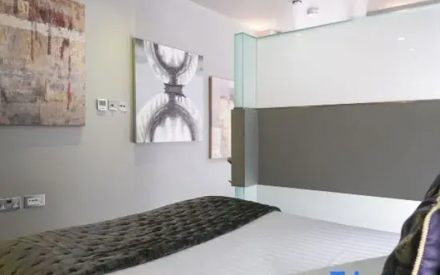 The Galleries II - Covent Garden - by Frankie