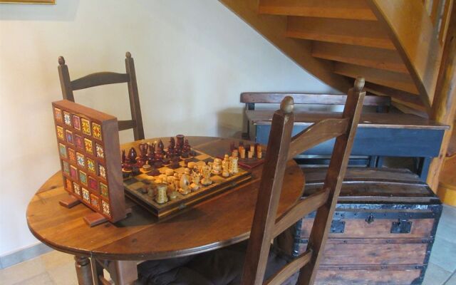 Hôtel-Restaurant La Crèche et sa piscine intérieure - Logis Hôtels