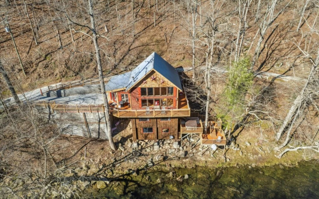 Very Secluded Breathtaking Riverfront Game Room