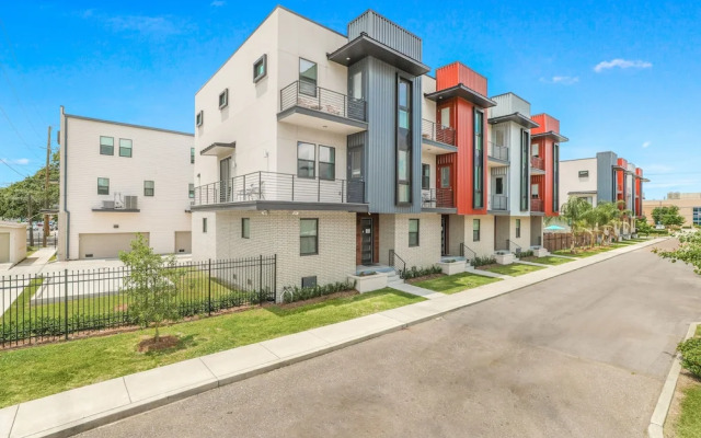 Bienville Townhouse on a Gated Campus