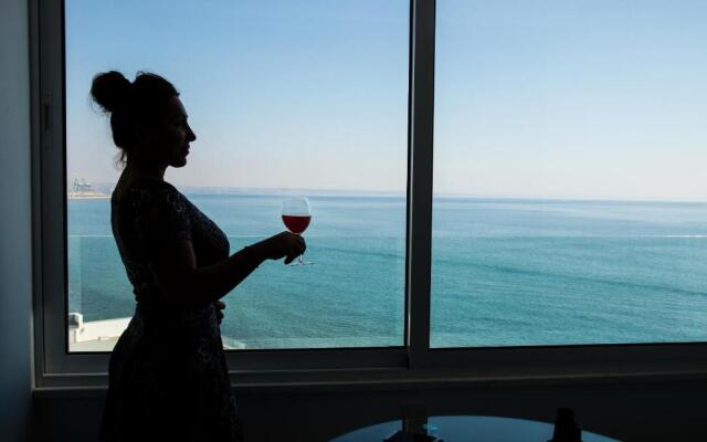 Luxury Penthouse 1BR-Seafront-Seasonal Pool-Central