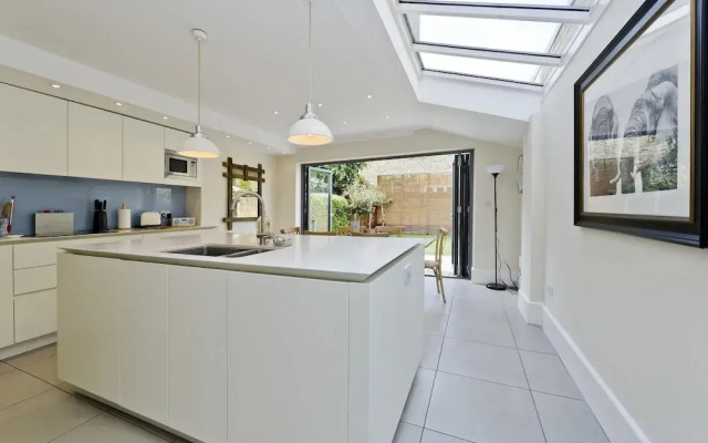 Stunning Recently Renovated 3 Bedroom Home Fuham - Munster Village