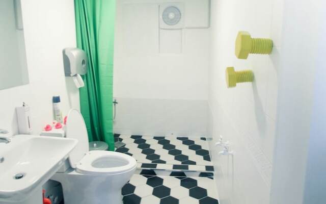 Travelholic Guesthouse - Hostel