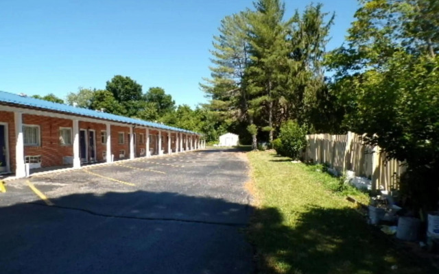 Hotel O Relax Inn Lewisburg near I-64