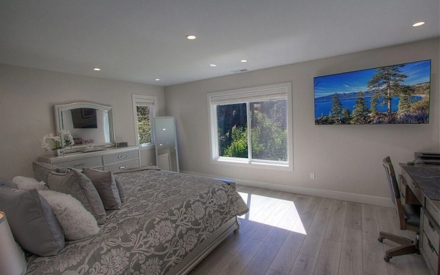 Creek Side Summit 4 Bedroom Home by RedAwning