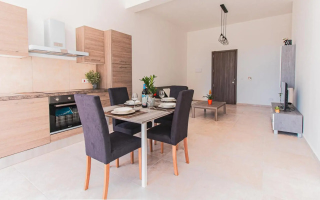 UNIQUE 2 Bedroom in AMAZING location NEAR the SEA