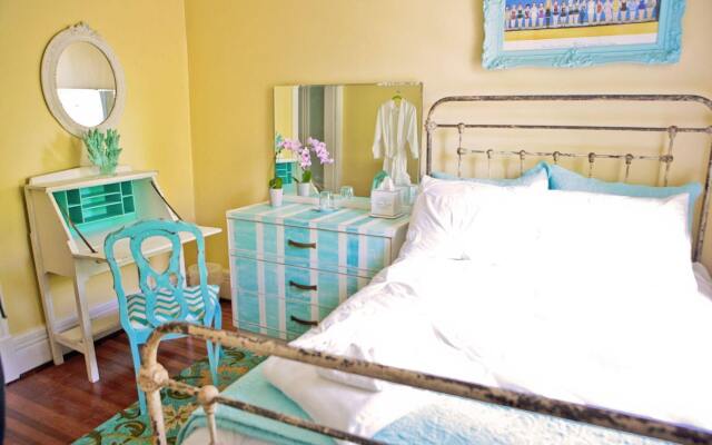 Vintage Chic Inn - Boutique Hotel