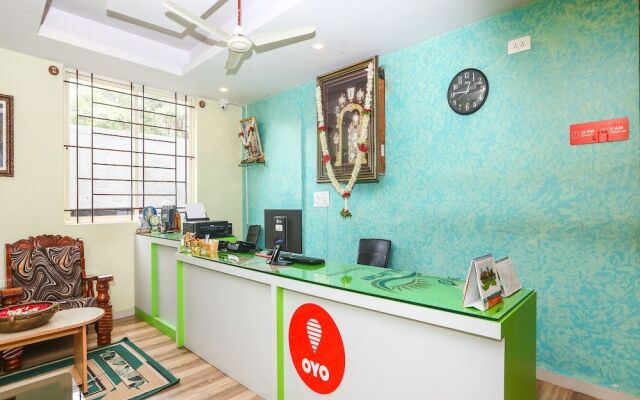 OYO 15725 Golden Residency