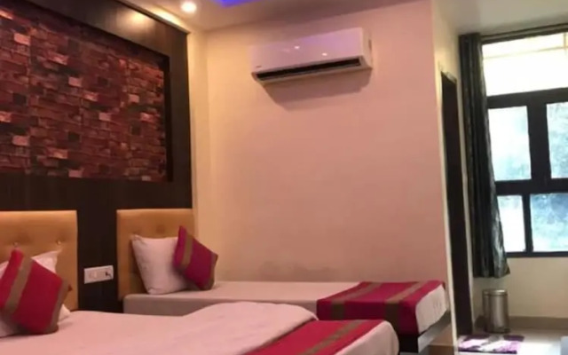Hotel Roadway Inn Delhi by Goroomgo