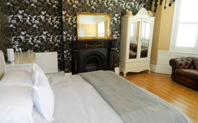 Period Home - Charming Features - 1 Mile From Hoe