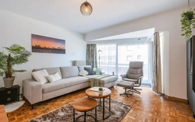 Characterful Apartment With Lateral sea View