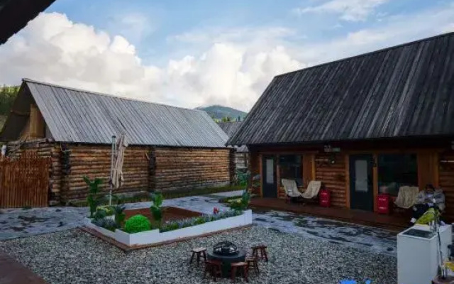 Pengyou Yinsu Design Guesthouse (Kanas Old Village)