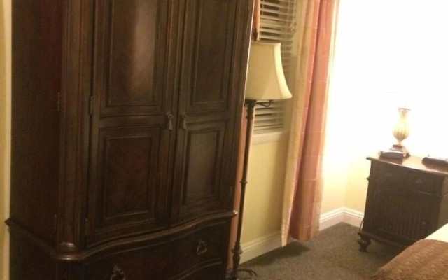 The City Hotel Bar & Grill