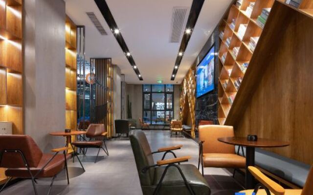 Hillyue International Hotel (Oriental Wanda High-speed Railway Station)