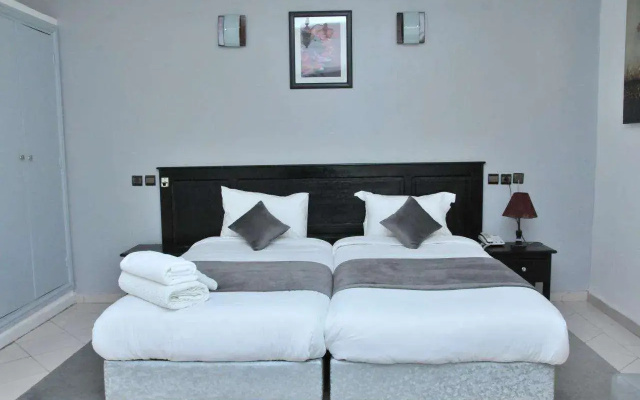 Hotel East West