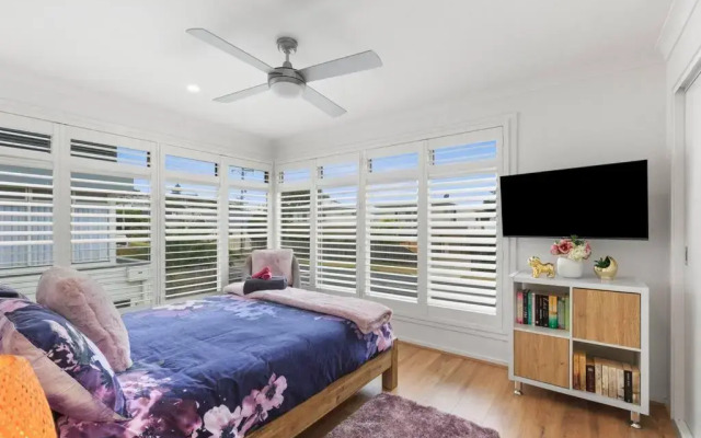CASA EMEC- 500m To The Beach Or Main Strip!