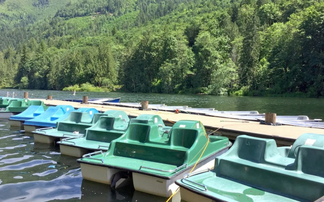 83MF - Lakeside - Hot Tub - WIFI - BBQ - Dock - Sleeps 4 NO PETS