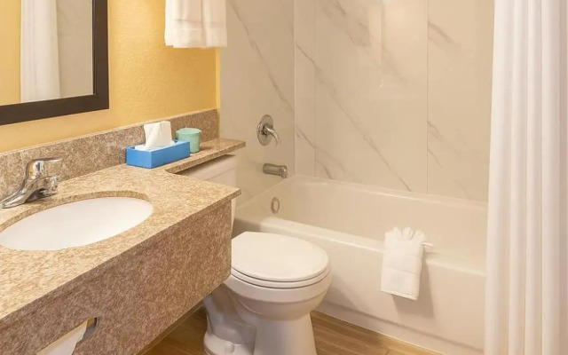 Travelodge by Wyndham Muskegon