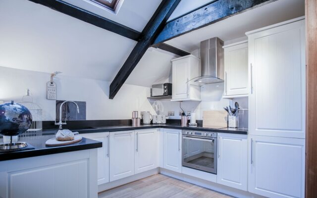 Cosy At The Mews - 2 Bedroom Apartment - Tenby