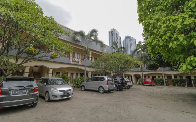 RedDoorz Plus @ Karet Pedurenan 3