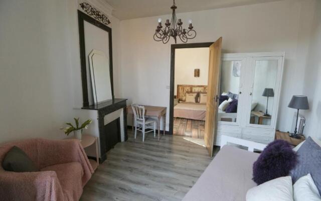 Maison atypique dans cité médiévale