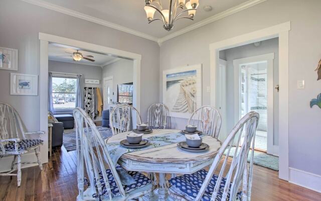 < 2 Mi to Pleasure Pier: Cozy Beach Bungalow