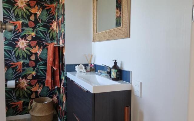 The Black Shack - Cooks Beach Holiday Home