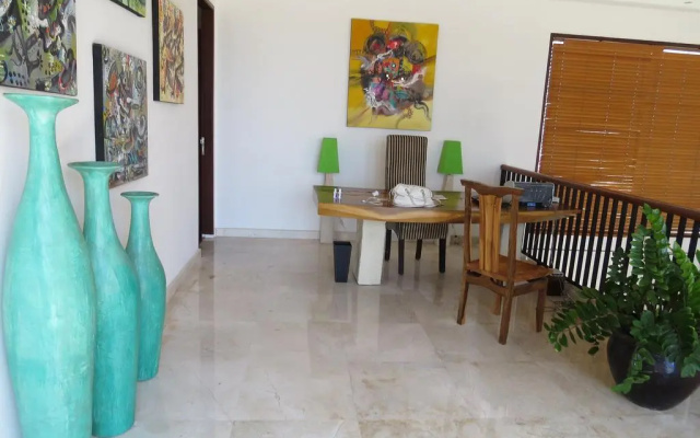 Villa Lebah