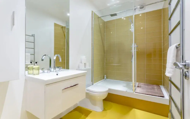 Beautiful 4 Bedroom London Riverside House