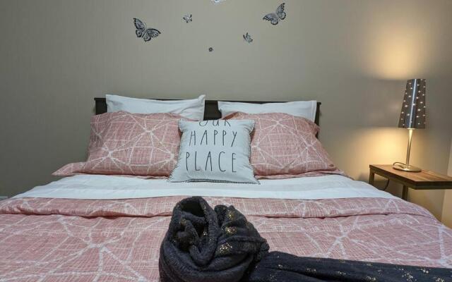 Exquisite And Modern Executive Suite With Parking