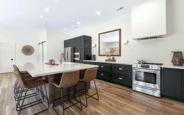 Big Bear Bungalow Stay on Ozark Waterfront