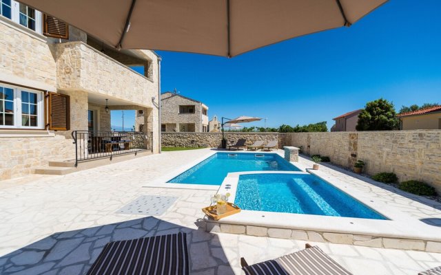 Luxury Villa With Heated Pool 05