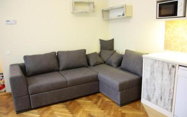 Hostel 12 chairs