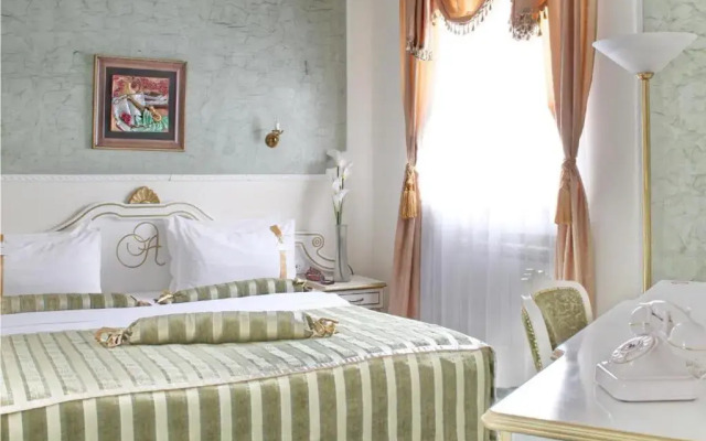 Queen's Astoria Design Hotel