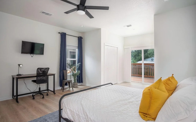 Vibrant 4br/3ba Oasis Near Happy Downtown!