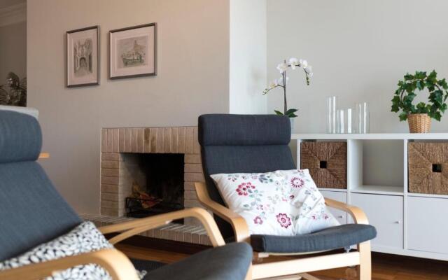 LovelyStay - Charming 3BR Flat w/ Free Parking in Devesas