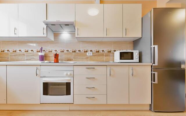 YELLOW 3 bedroom large apartment for 10 guests