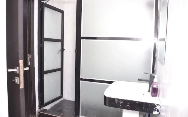 Luxury Hotel Deluxe Room - Sleeps 2 - Gym - Pool