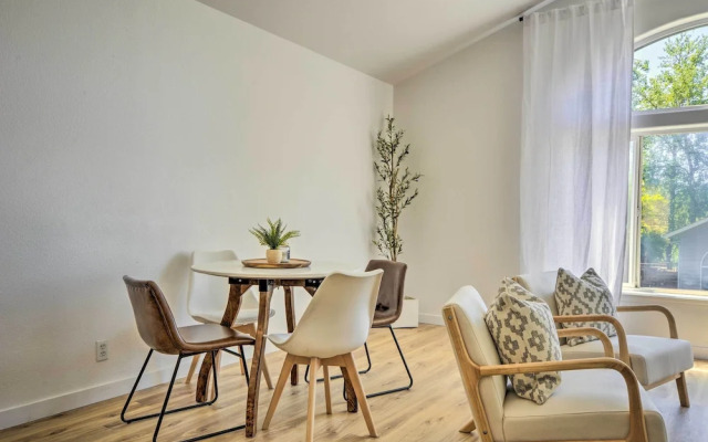 Close to Parks & Brews: Sunny Grants Pass Apt!