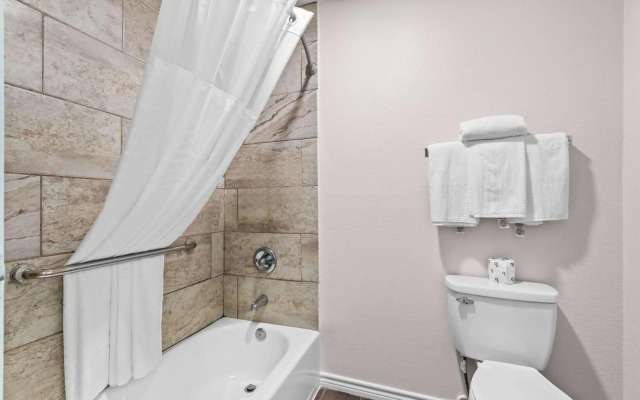 Quality Inn & Suites Port Lavaca near Lighthouse Beach