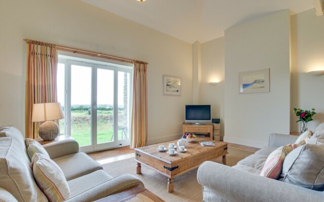 Lovely Holiday Home in Edmonton With Garden