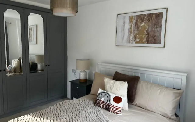 Luxury 4 bed House Sleeps 8, Enjoy in Comfort