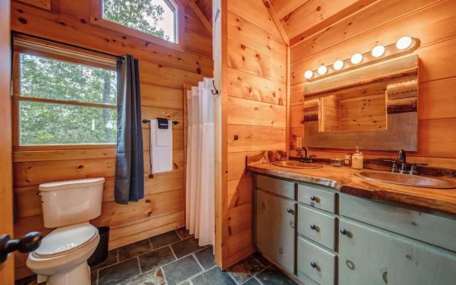 Gorgeous & Secluded 3 BDR Cabin in Mineral Bluff!