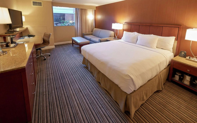 DoubleTree by Hilton Akron Fairlawn