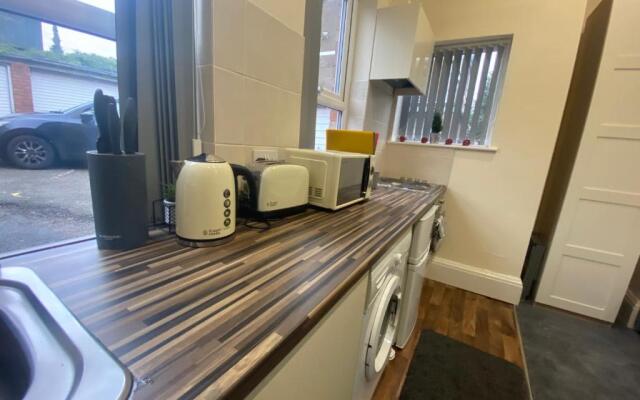 Modern studio apartment - great location!