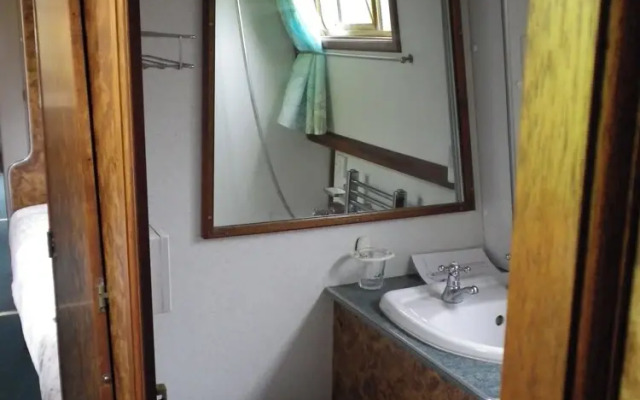 Stone - Boat - Sleeps 6 - Pet Friendly - 85ws