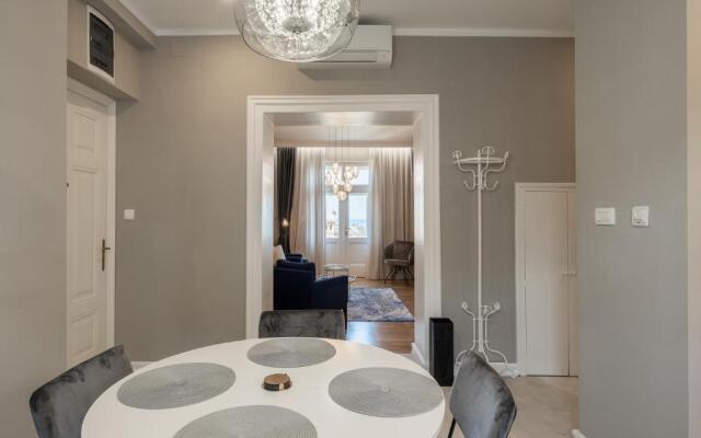 Luxury Peitho Residence