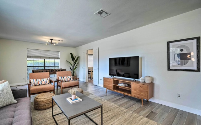 Private Pool, Gas Grill: Chic Glendale Home!